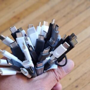 文章:《我们测试了43根旧的USB-C转USB-A电缆。1很棒。有10个是危险的》缩略图
