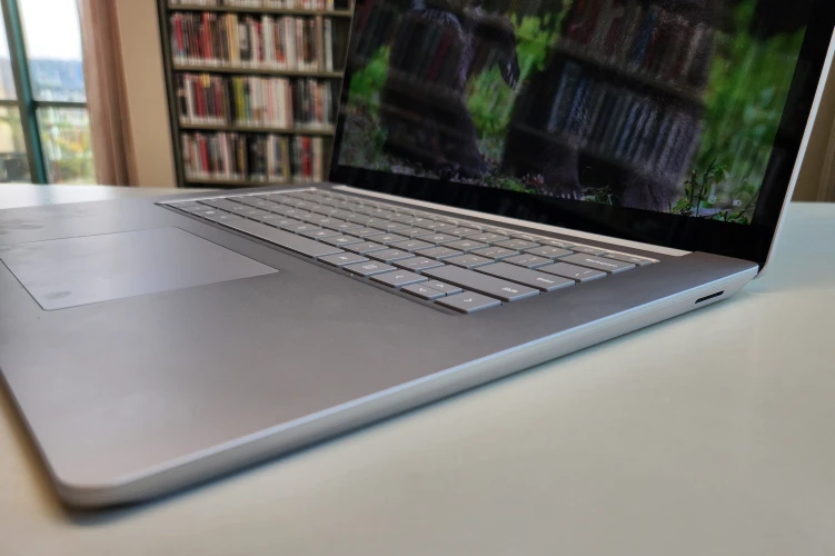 文章:《微软Surface Laptop 5评论：这款漂亮的笔记本电脑仅供Surface粉丝使用》_配图3