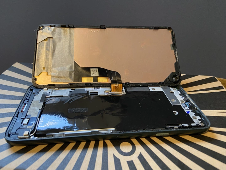 文章:《DIY演示：自己修复手机屏幕碎裂到底有多容易？》_配图2