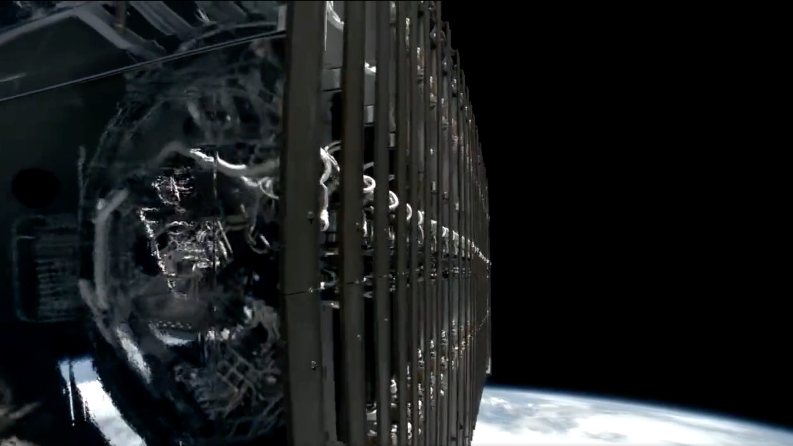 文章:《不再有天文摄影炸弹？SpaceX公司展示星联卫星“镜片”》_配图
